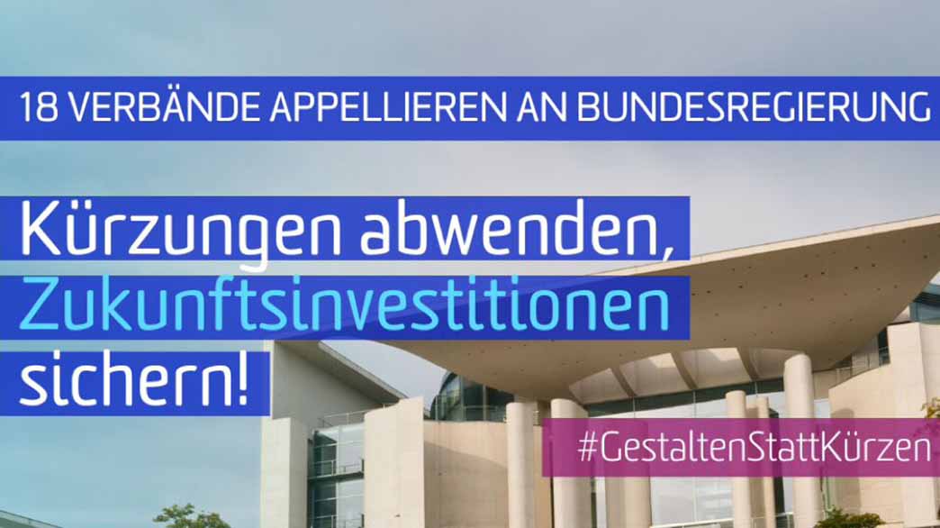 Kanzleramt in Berlin. Dazu der Text: 18 Verbände appellieren an Bundesregierung: Kürzungen abwenden, Zukunftsinvestitionen sichern!