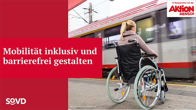 Frau im Rollstuhl auf einem Bahnsteig