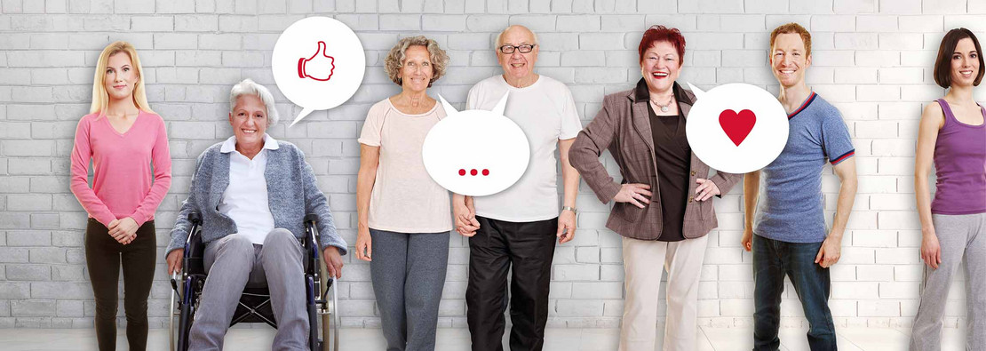 Mehrere Menschen vor einer Mauer, sie lächeln und haben Sprechblasen mit Icons vor dem Körper. 