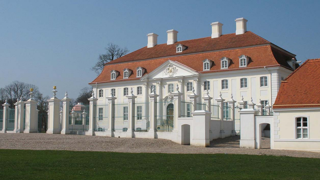 Foto vom Schloss Meseberg vor blauem Himmel. 