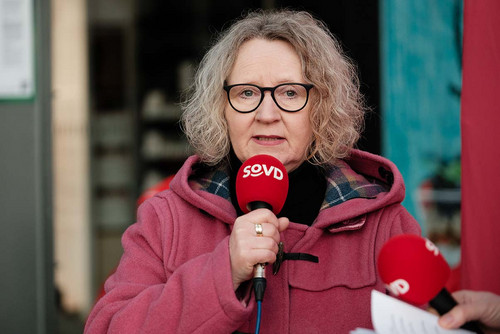 Frau spricht in ein SoVD-Mikrofon.