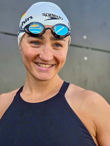 Elena Semechin mit Badekleidung und Schwimmbrille. 