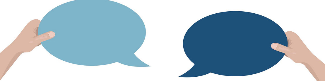 Grafik mit zwei Händen, die jeweils eine Sprechblase halten. 