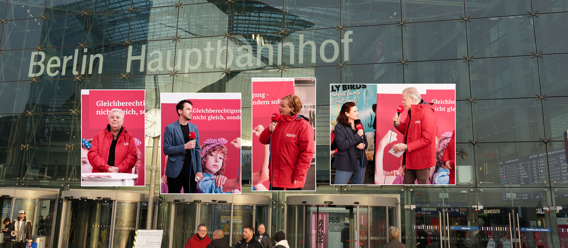 Collage: Mehrere Fotos von Menschen mit Mikrofon vor der Fassade des Berliner Hauptbahnhofs. 