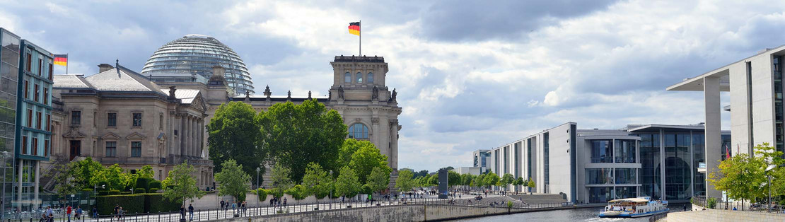 Blick auf Bundestag und Kanzleramt in Berlin. 
