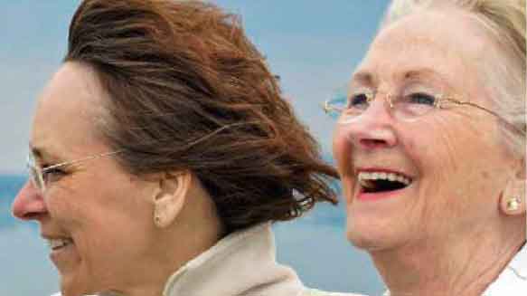Zwei ältere Frauen lächeln