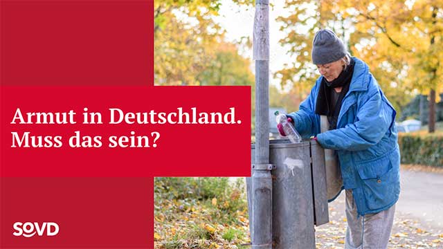 Frau schaut in einem Mülleimer nach Pfandflaschen. Dazu der Schriftzug: Armut in Deutschland. Muss das sein?