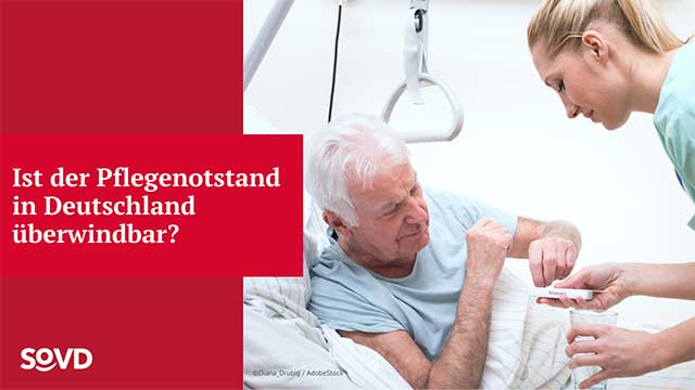Pflegerin am Bett eines Patienten, dazu der Text: Ist der Pflegenotstand in Deutschland überwindbar?