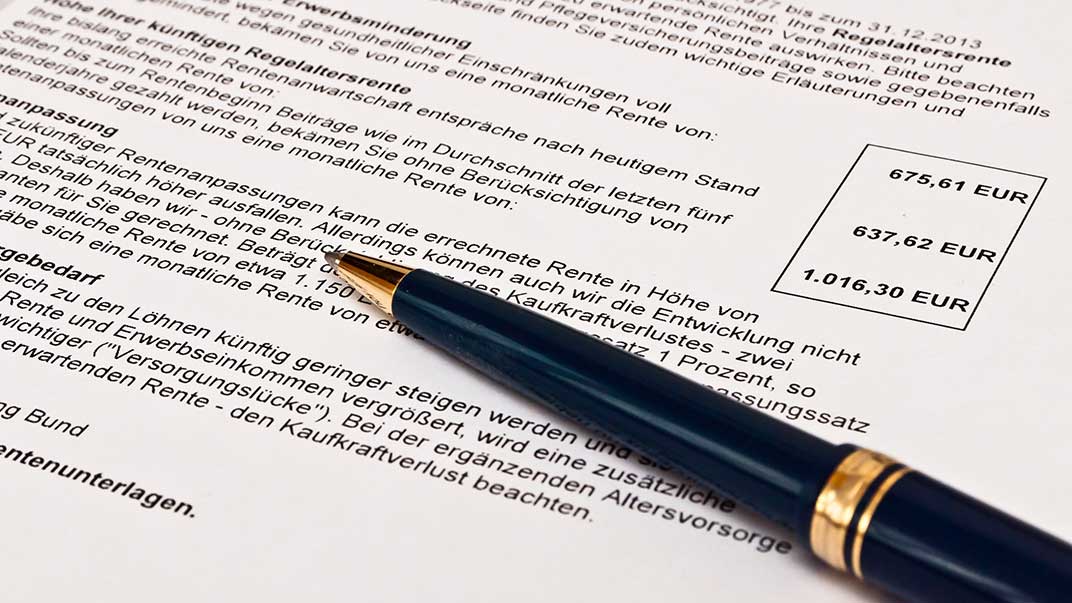 Stift liegt auf einem Informationsschreiben der Rentenversicherung